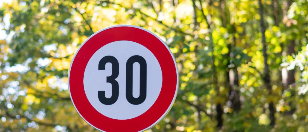 Cosenza, limite 30 km/h vicino ai passaggi pedonali rialzati: le strade interessate\n