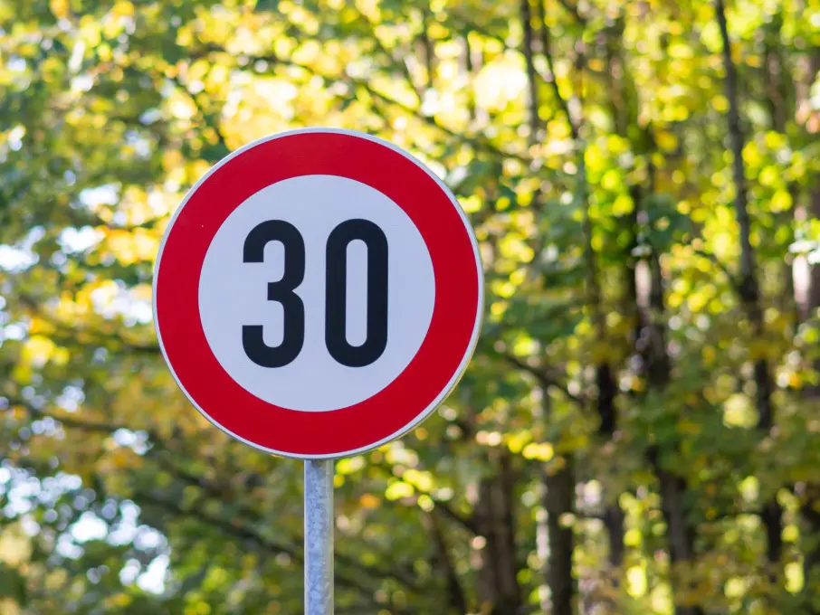 Cosenza, limite 30 km/h vicino ai passaggi pedonali rialzati: le strade interessate