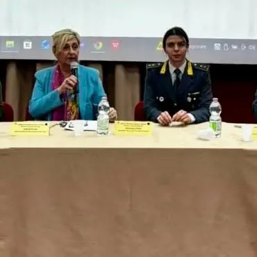 Legalità e istituzioni a scuola: la Guardia di Finanza incontra gli studenti del \"R. Piria\" di Rosarno\n