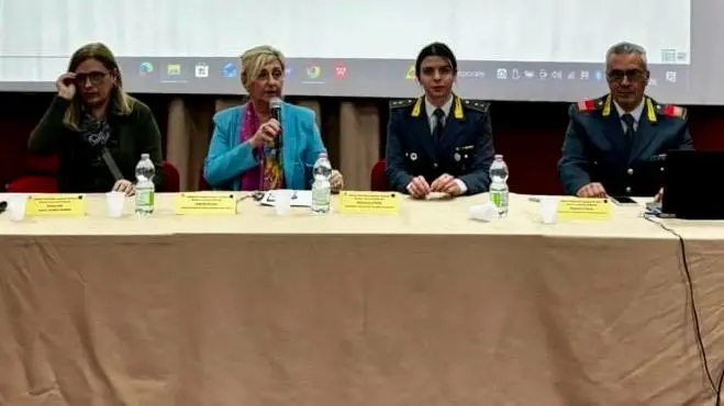 Legalità e istituzioni a scuola: la Guardia di Finanza incontra gli studenti del \"R. Piria\" di Rosarno\n