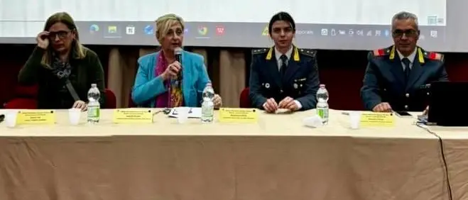 Legalità e istituzioni a scuola: la Guardia di Finanza incontra gli studenti del \"R. Piria\" di Rosarno\n