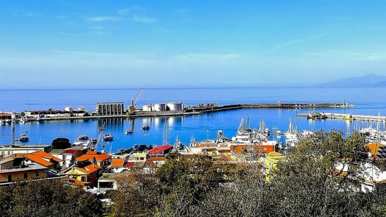 <p>I depositi costieri a Vibo Marina</p>\\n