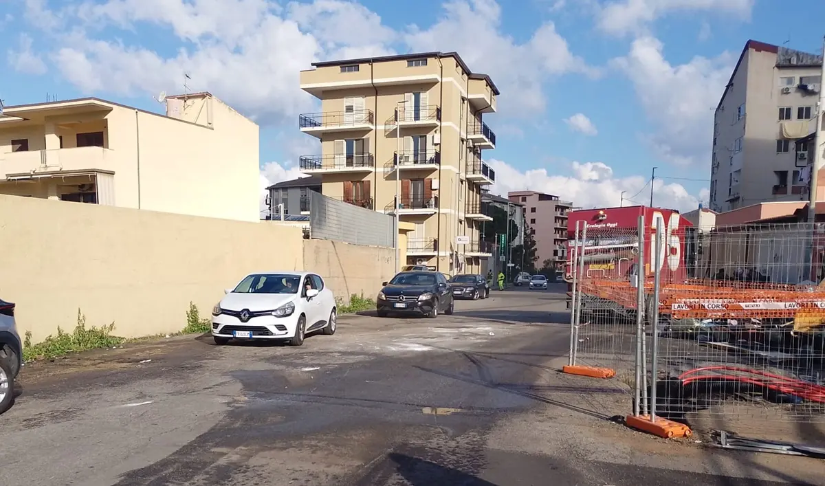 Dopo la protesta dei residenti, a Ciccarello torna l'ordine: strada ripulita da Ecologia Oggi\n