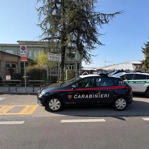 <p>Insegnante accoltellata a scuola da uno studente, è grave. Sulla maglia del 13enne la scritta “Vendetta”</p>