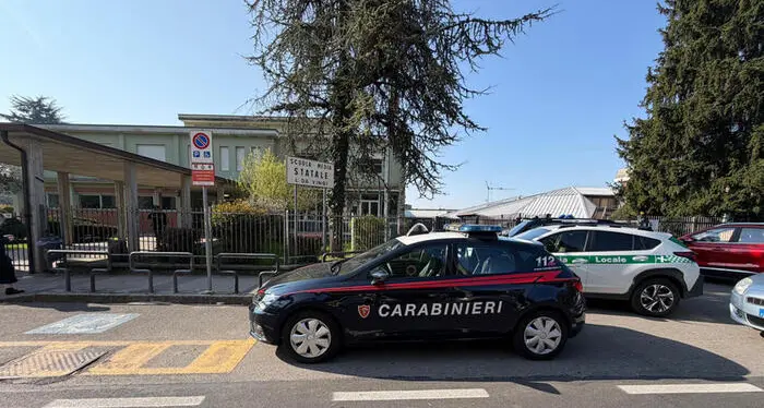 Insegnante accoltellata a scuola da uno studente, è grave. Sulla maglia del 13enne la scritta \"Vendetta\" e nello zaino una scacciacani\n