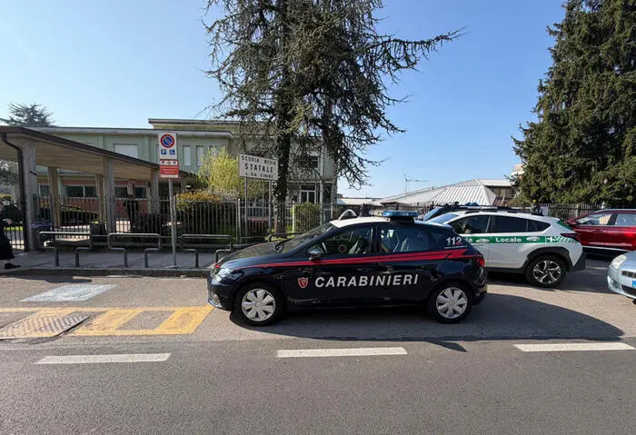 <p>Insegnante accoltellata a scuola da uno studente, è grave. Sulla maglia del 13enne la scritta “Vendetta”</p>