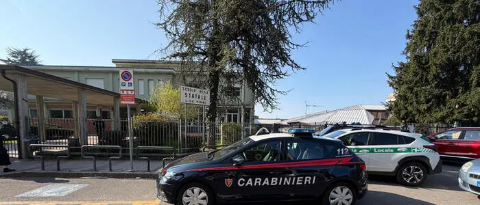 Insegnante accoltellata a scuola da uno studente, è grave. Sulla maglia del 13enne la scritta \"Vendetta\" e nello zaino una scacciacani\n