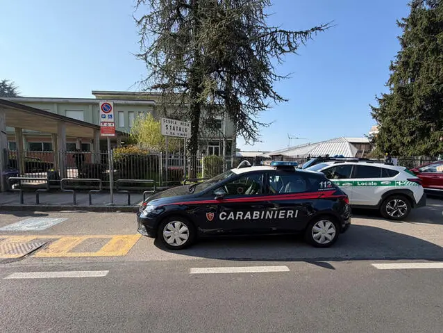 Insegnante accoltellata a scuola da uno studente, è grave. Sulla maglia del 13enne la scritta \"Vendetta\" e nello zaino una scacciacani