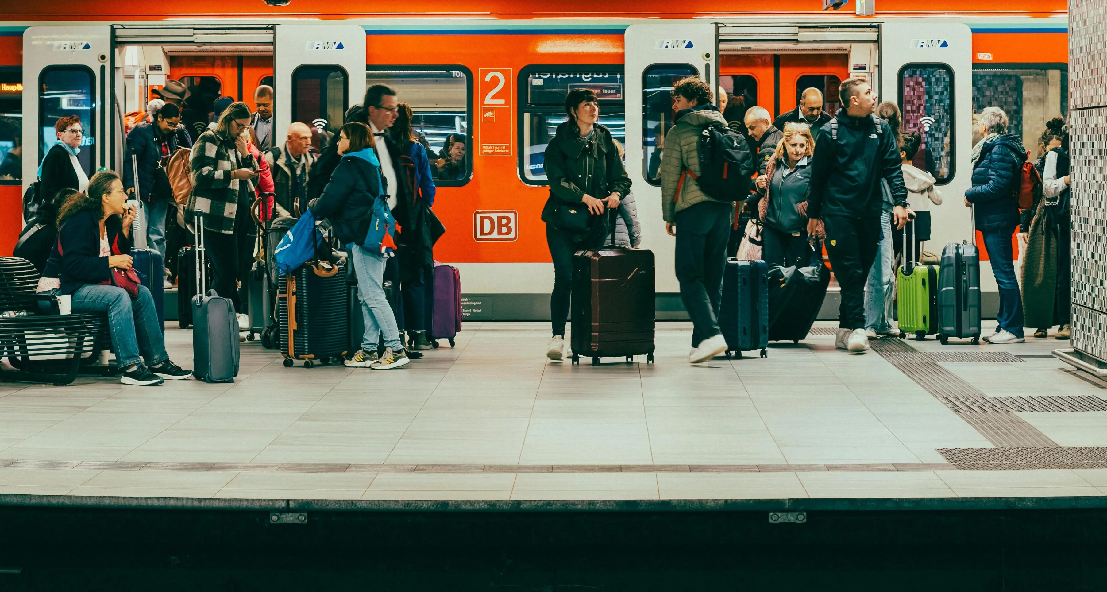 Vacanze di Pasqua sì, ma brevi e low cost: il caro carburanti cambia i piani degli italiani\n