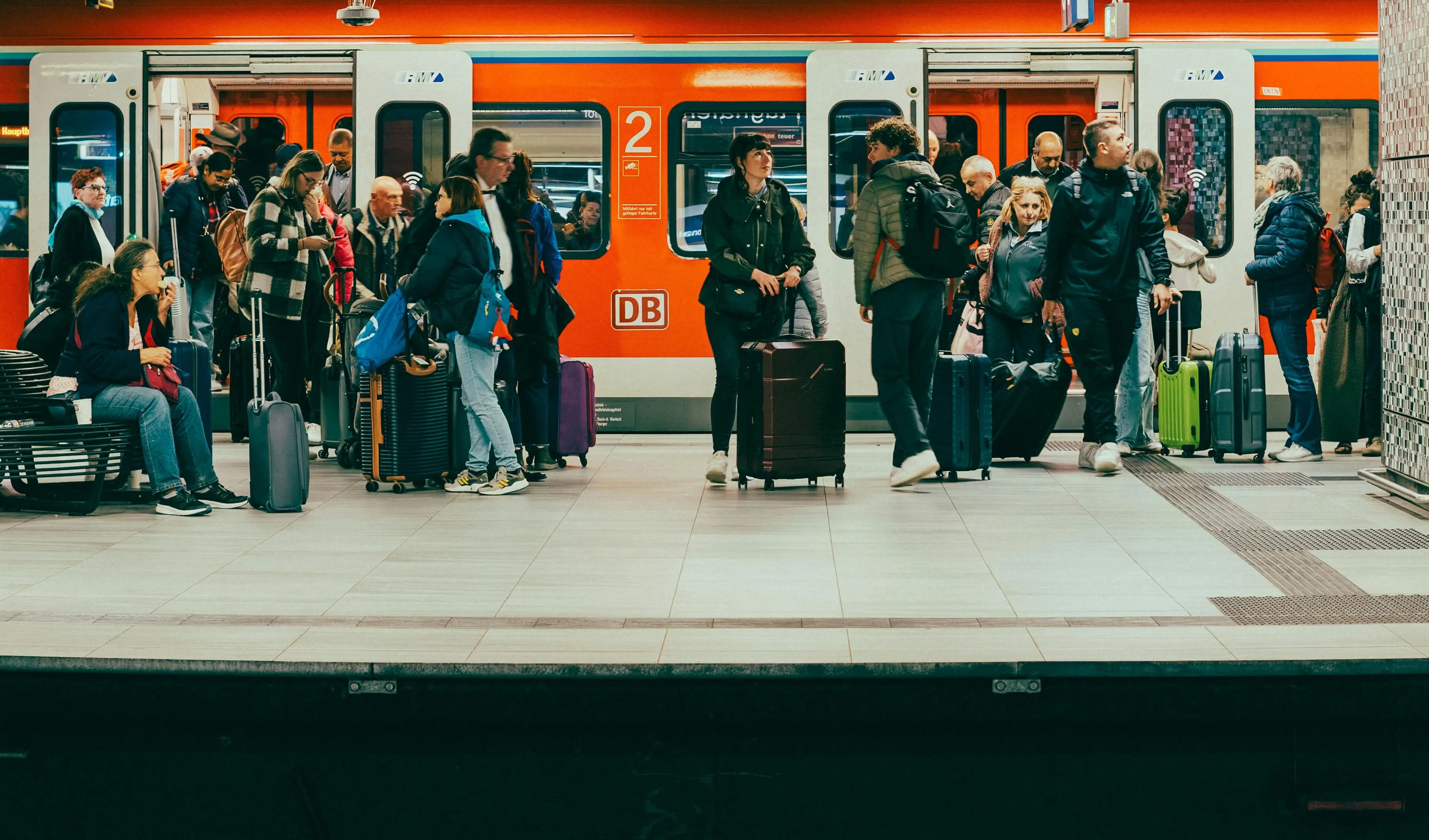 Vacanze di Pasqua sì, ma brevi e low cost: il caro carburanti cambia i piani degli italiani\n