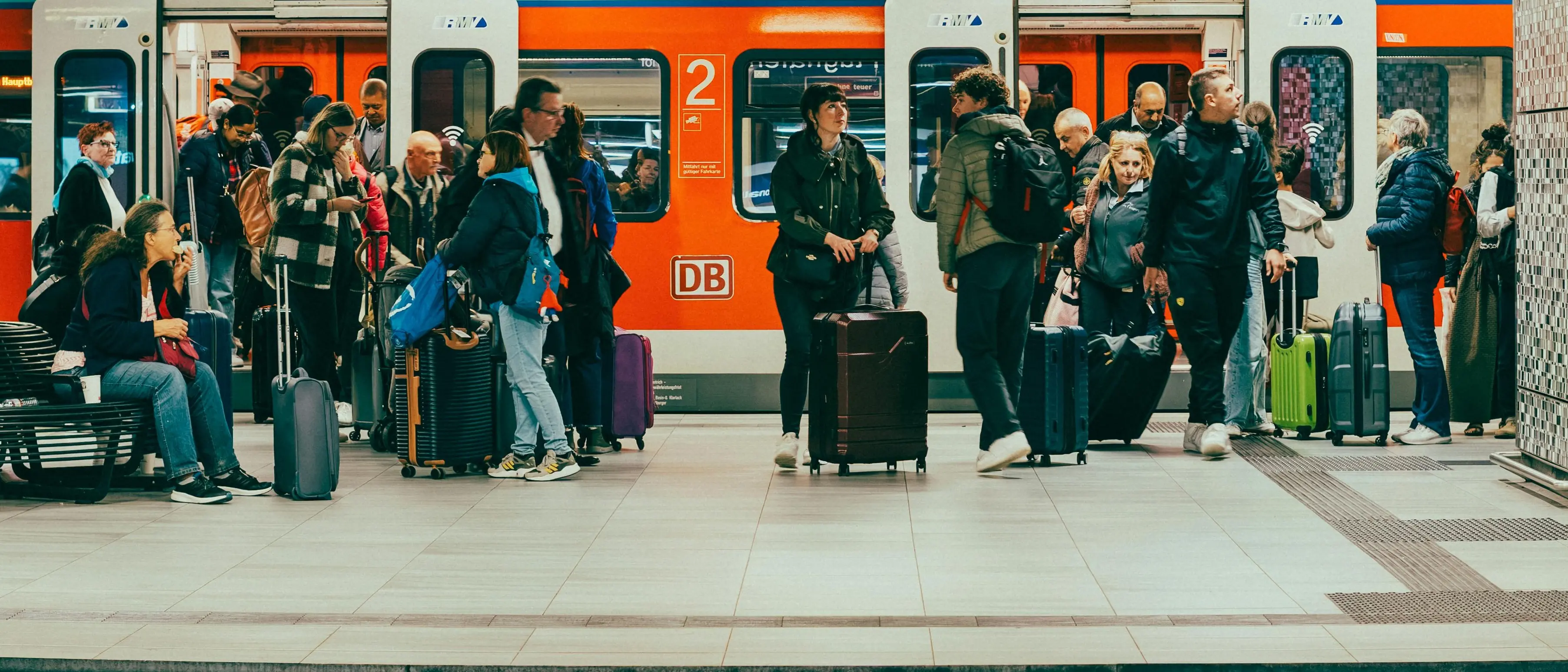 Vacanze di Pasqua sì, ma brevi e low cost: il caro carburanti cambia i piani degli italiani\n