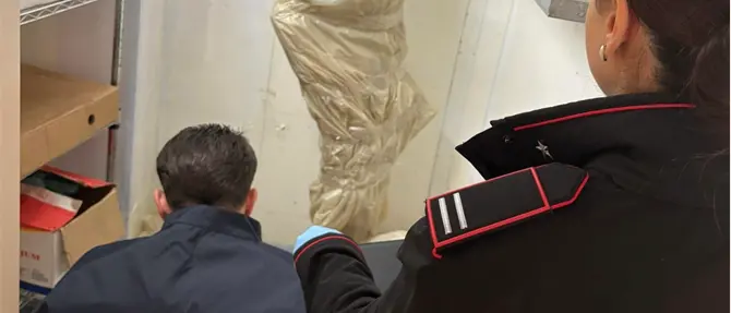 Una tonnellata di alimenti scaduti a Lamezia Terme, sequestri in un negozio: sanzionato il titolare e sospesa l’attività\n