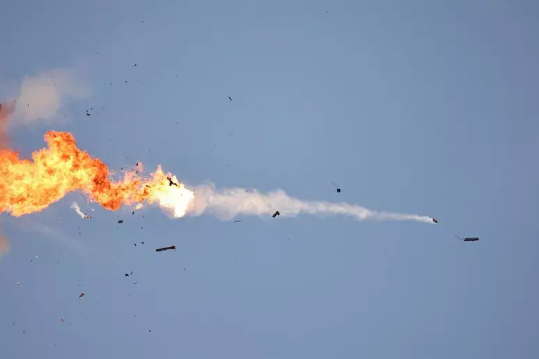 Iran-Usa, il piano di Trump in consegna tramite il canale del Pakistan ma Teheran frena: «Stanno negoziando con loro stessi»\n