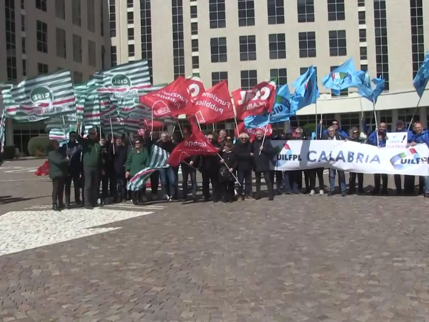 La sanità privata protesta alla Cittadella: «Basta sperequazioni di lavoro e salariali rispetto ai colleghi ospedalieri»