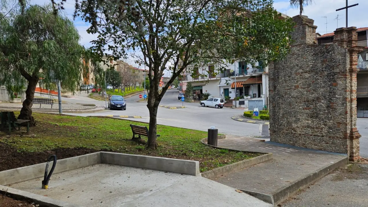 <p>La&nbsp;platea in cemento destinata ad accogliere il compattatore dei rifiuti, dietro al calvario</p>\\n