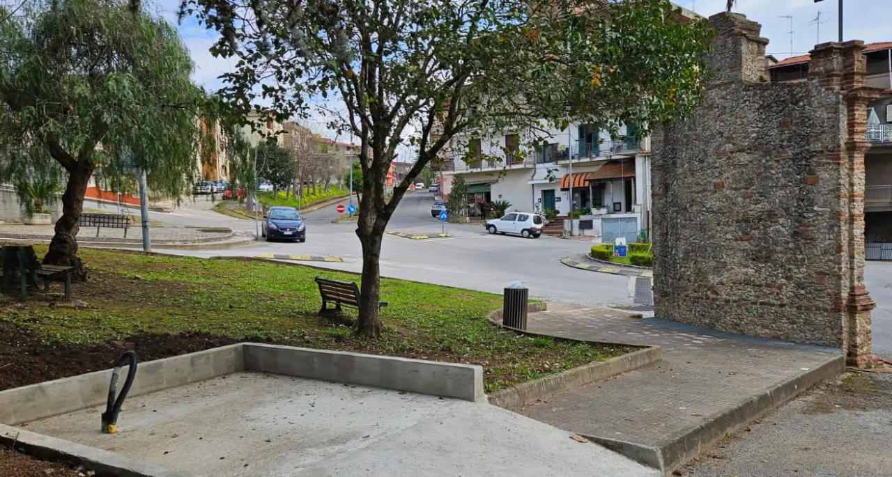 San Calogero, l’eco-compattatore accanto al calvario storico: la decisione del Comune fa discutere\n