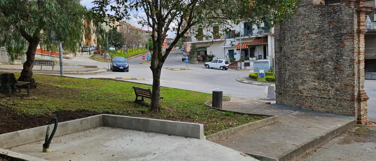 San Calogero, l’eco-compattatore accanto al calvario storico: la decisione del Comune fa discutere\n