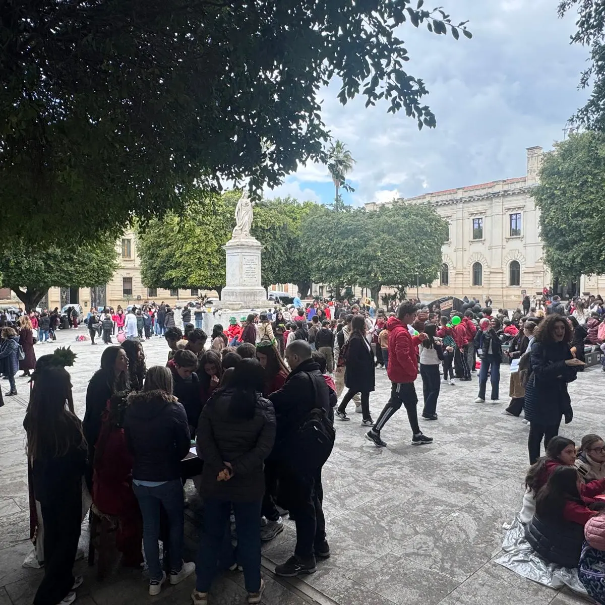 Reggio, studenti in piazza per il Dantedì 2026\n