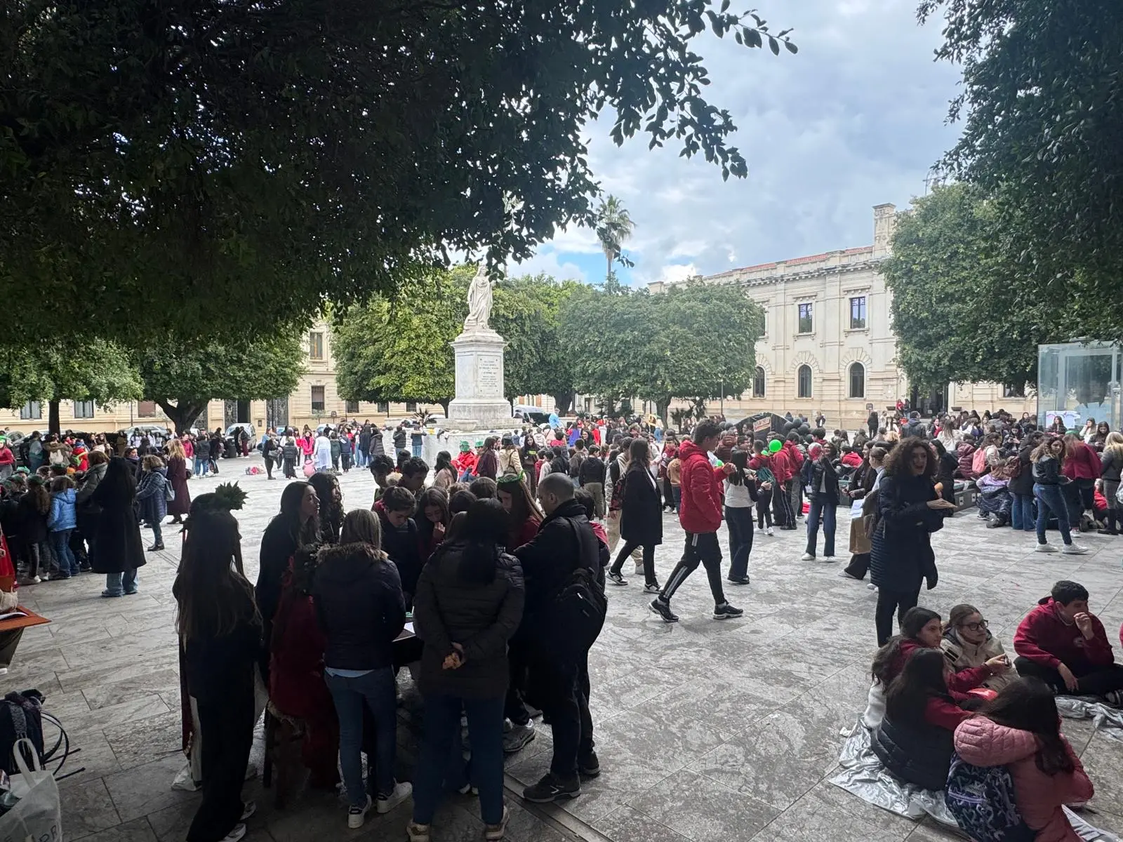 Reggio, studenti in piazza per il Dantedì 2026\n
