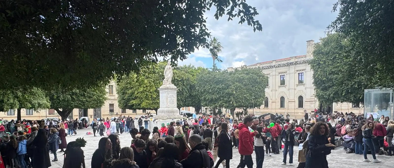 Reggio, studenti in piazza per il Dantedì 2026\n