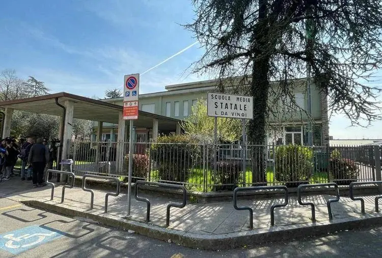 Bergamo, studente di 13 anni accoltella la prof, a scuola\n