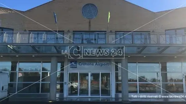 Aeroporto di Crotone, addio alla rotta per Treviso. Il comitato cittadino denuncia: «Smantellamento in corso»\n