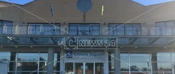 Aeroporto di Crotone, addio alla rotta per Treviso. Il comitato cittadino denuncia: «Smantellamento in corso»\n