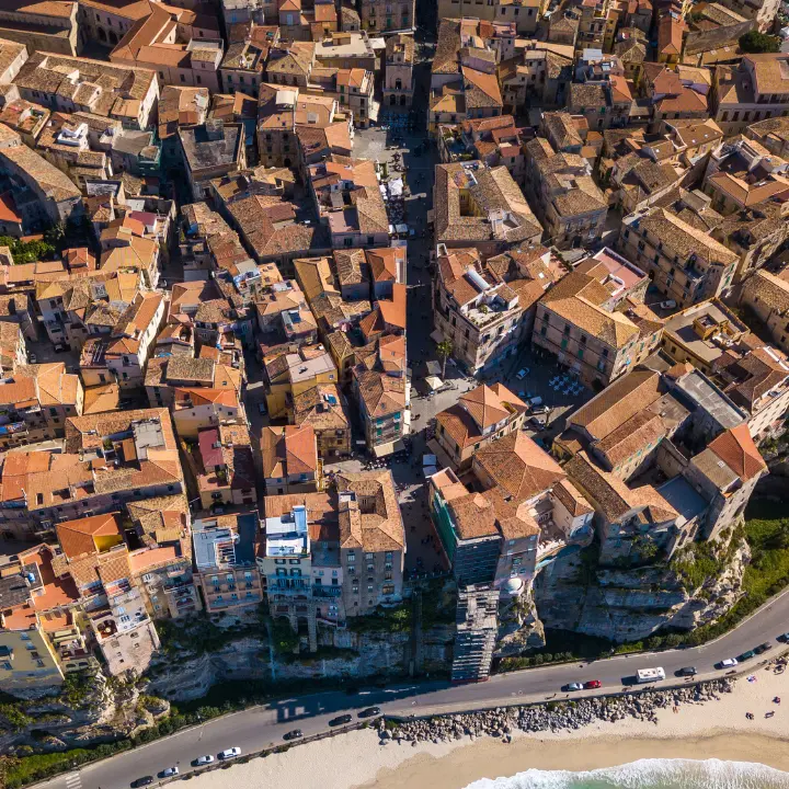 Piazza di spaccio a Tropea, sentenza con rito abbreviato a Vibo: due condanne e un’assoluzione\n