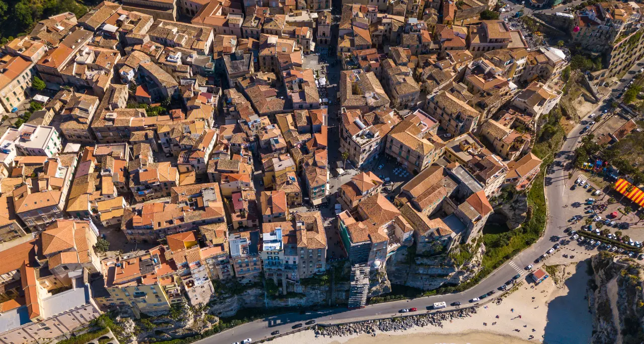 Piazza di spaccio a Tropea, sentenza con rito abbreviato a Vibo: due condanne e un’assoluzione\n