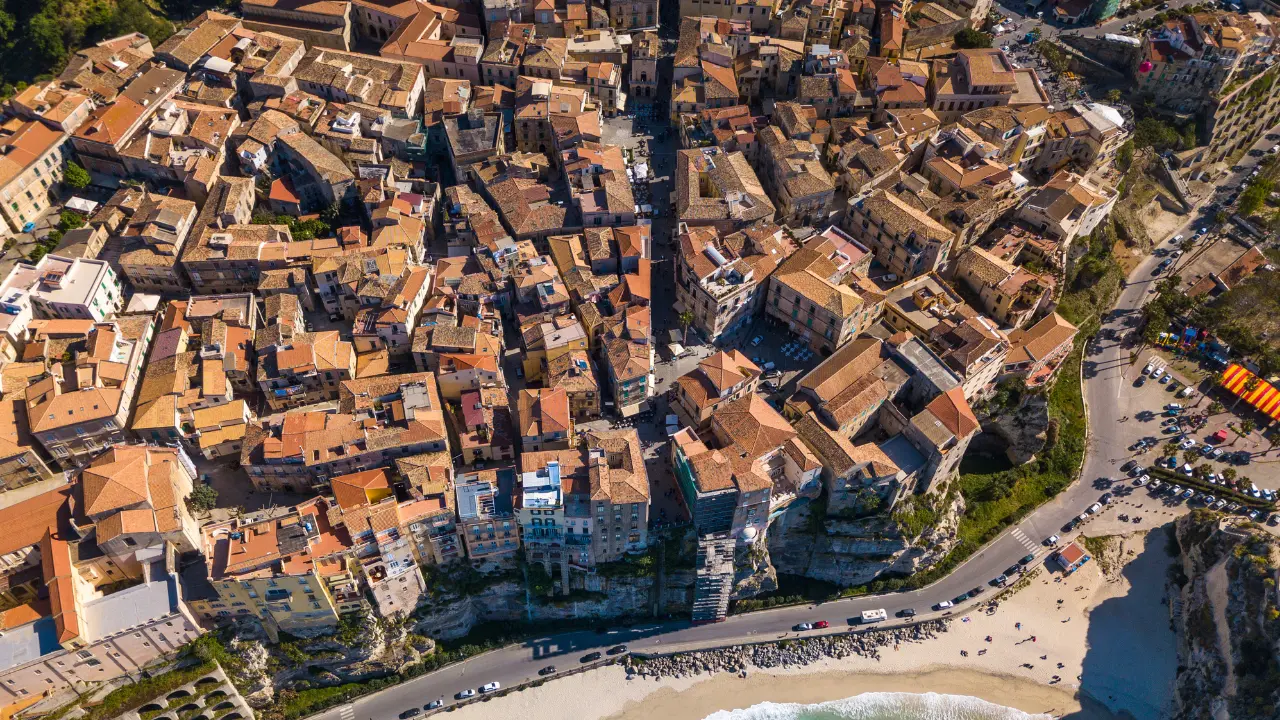 Piazza di spaccio a Tropea, sentenza con rito abbreviato a Vibo: due condanne e un’assoluzione\n