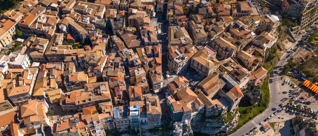 Piazza di spaccio a Tropea, sentenza con rito abbreviato a Vibo: due condanne e un’assoluzione\n
