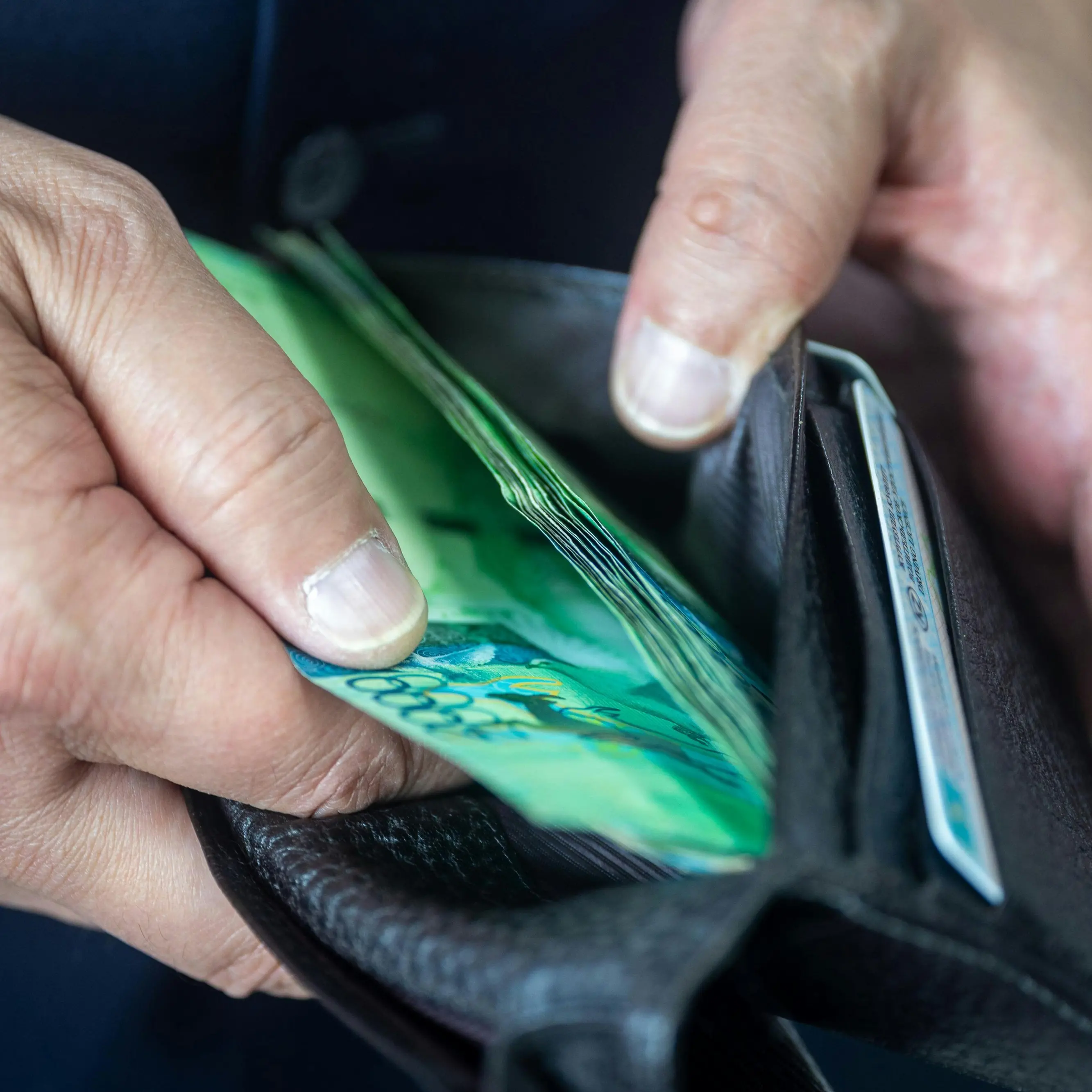 Italiani più poveri di 20 anni fa: consumi in calo e redditi in flessione\n