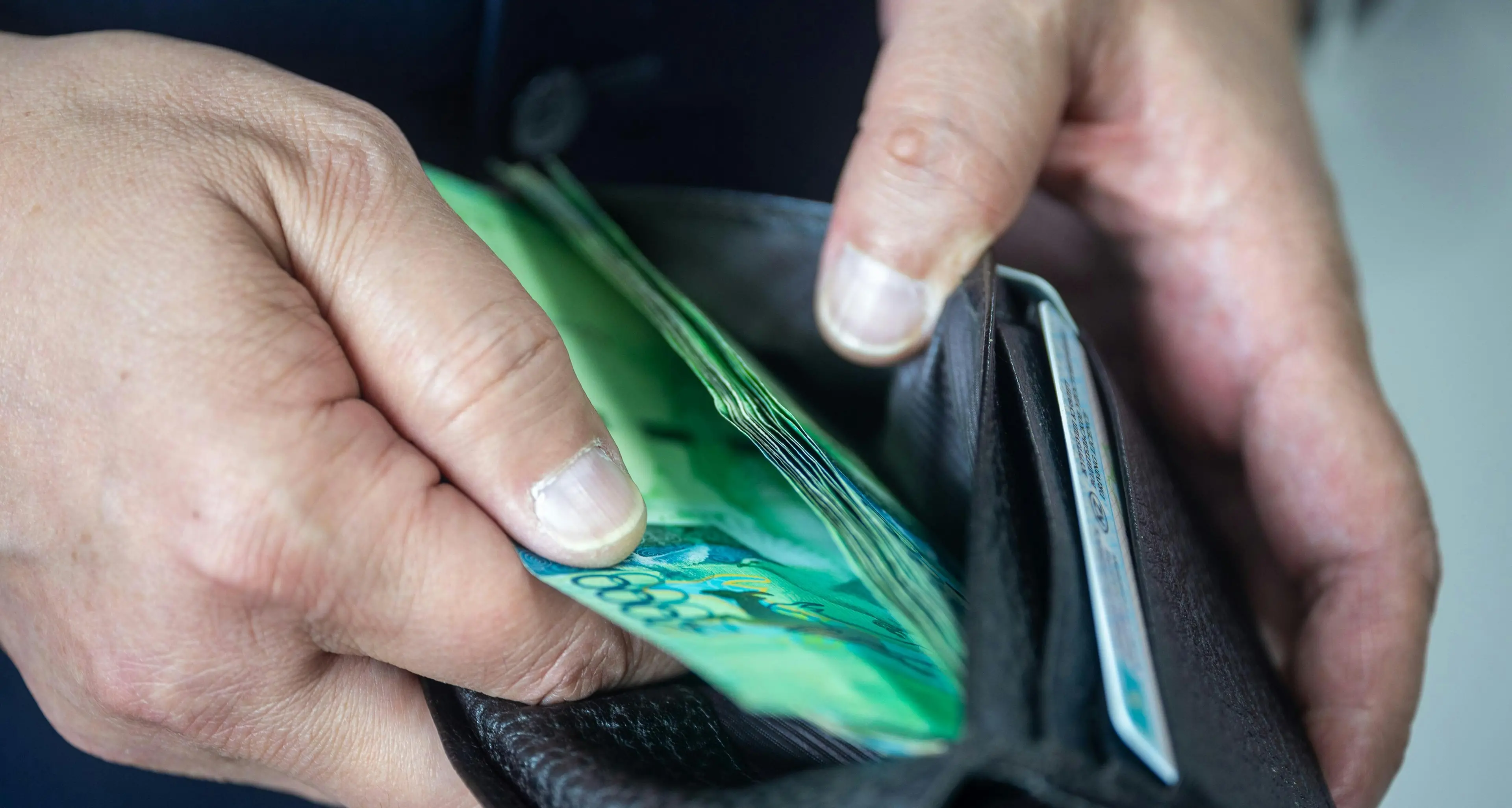 Italiani più poveri di 20 anni fa: consumi in calo e redditi in flessione\n