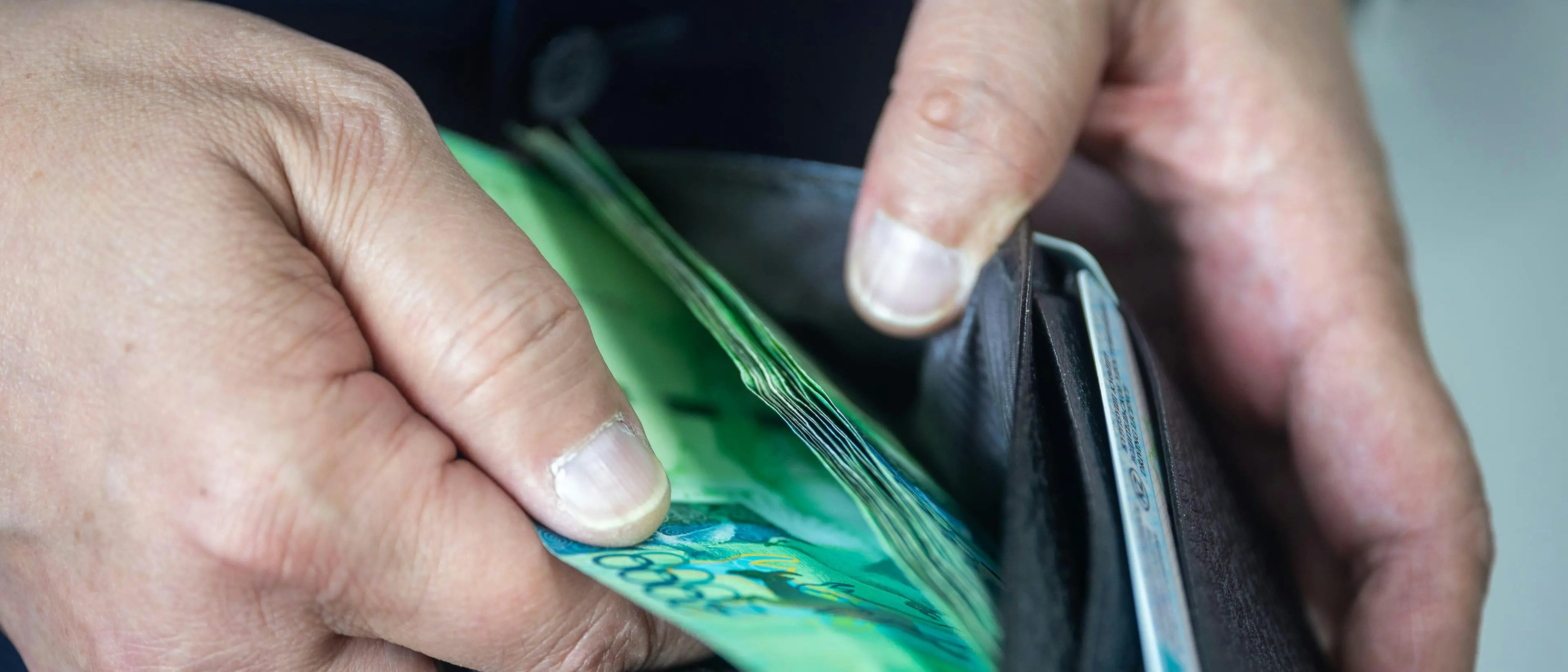 Italiani più poveri di 20 anni fa: consumi in calo e redditi in flessione\n