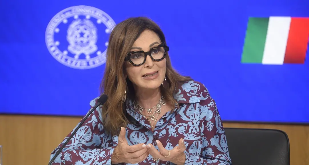 <p><span style=\"color:hsl(0, 75%, 60%);\">Santanché si dimette </span>dopo il pressing di Meloni e scrive alla premier: «Obbedisco alla tua richiesta»</p>