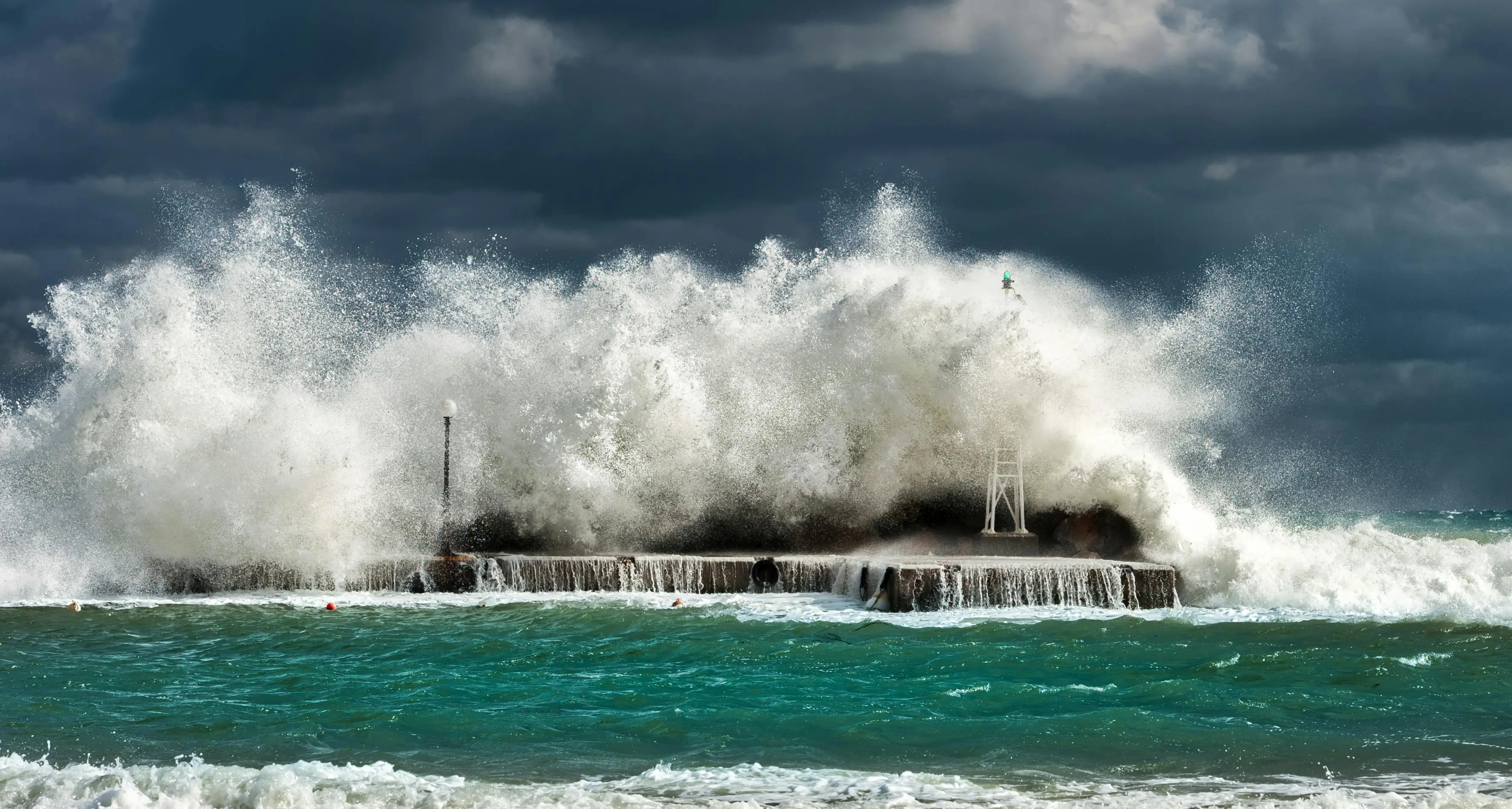 Sulla Calabria cambia l’allerta meteo: in arrivo il ciclone artico Deborah, venti di bufera e mareggiate sulle coste\n