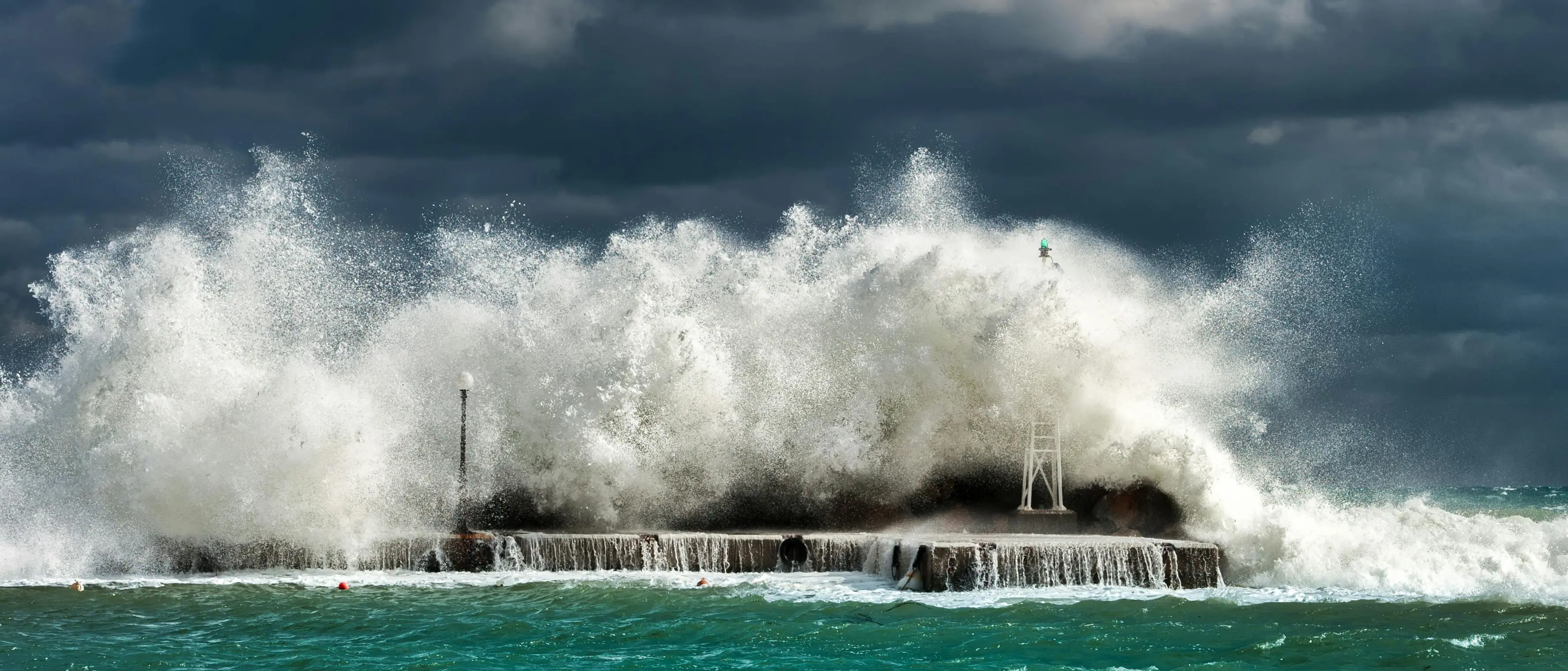 Sulla Calabria cambia l’allerta meteo: in arrivo il ciclone artico Deborah, venti di bufera e mareggiate sulle coste\n