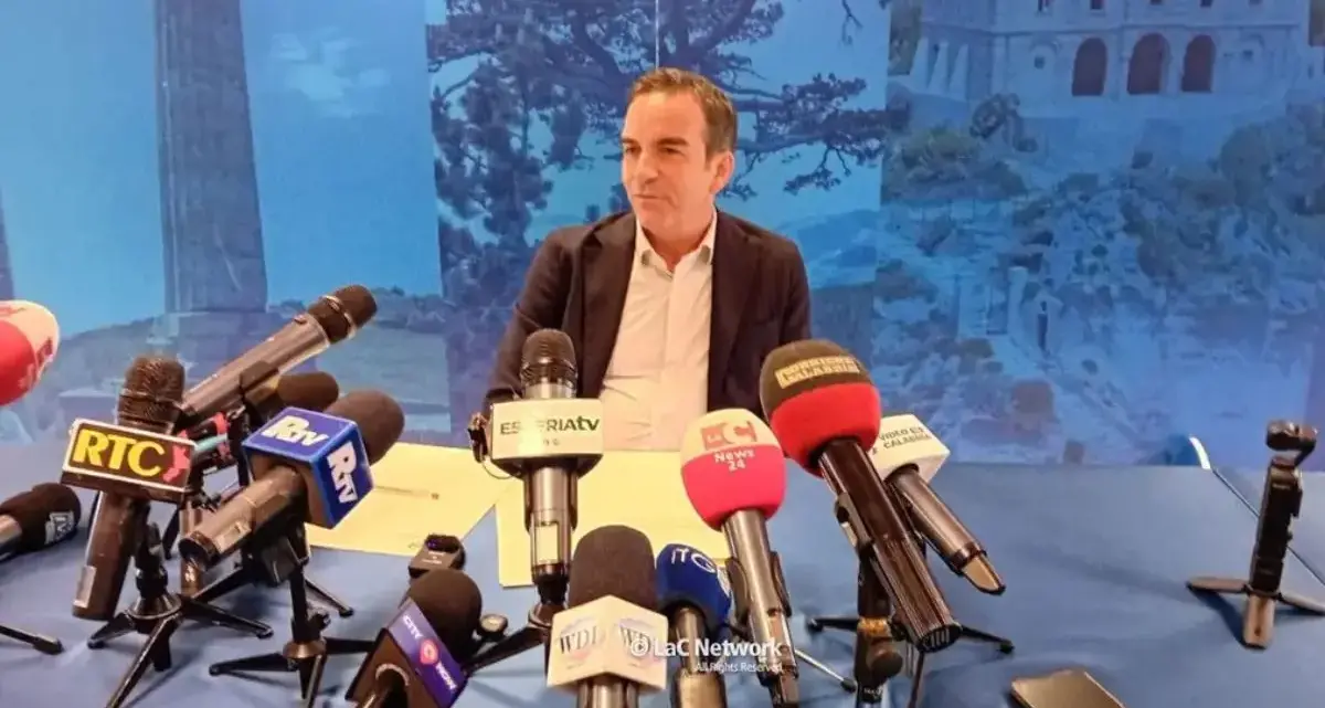 <p>Referendum, in Calabria ha vinto il No ma Forza Italia fa finta di niente e Occhiuto pensa ad <span style=\"color:hsl(0, 75%, 60%);\">aumentare le poltrone</span></p>