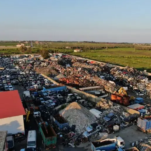 Rifiuti pericolosi smaltiti illegalmente, sequestrata discarica abusiva a Isola Capo Rizzuto:\u00A0denunciato il titolare\n