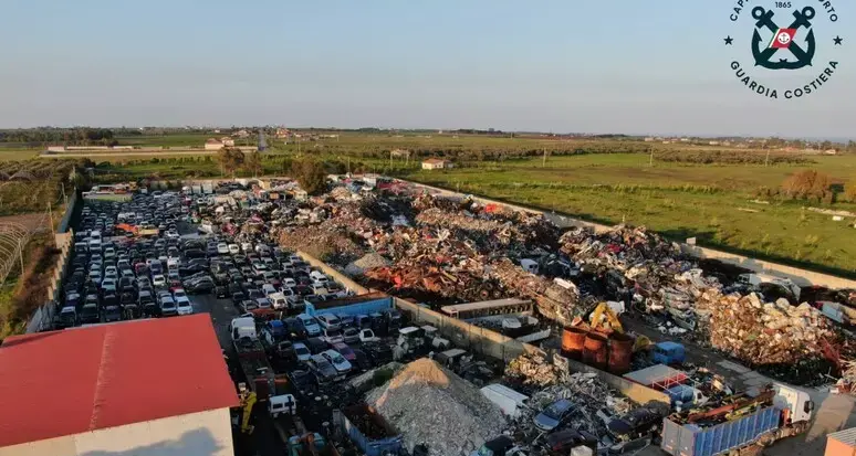 Rifiuti pericolosi smaltiti illegalmente, sequestrata discarica abusiva a Isola Capo Rizzuto:\u00A0denunciato il titolare\n