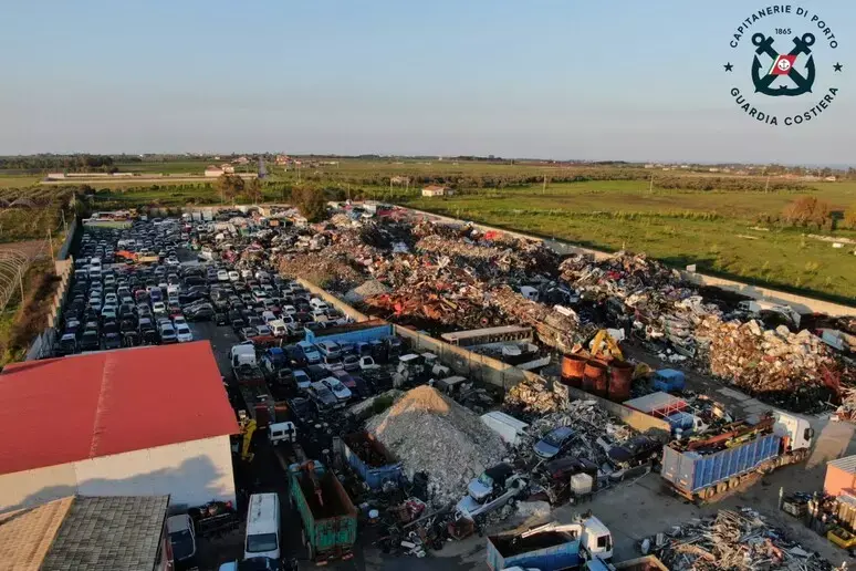 Rifiuti pericolosi smaltiti illegalmente, sequestrata discarica abusiva a Isola Capo Rizzuto:\u00A0denunciato il titolare\n