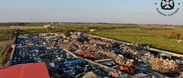 Rifiuti pericolosi smaltiti illegalmente, sequestrata discarica abusiva a Isola Capo Rizzuto:\u00A0denunciato il titolare\n