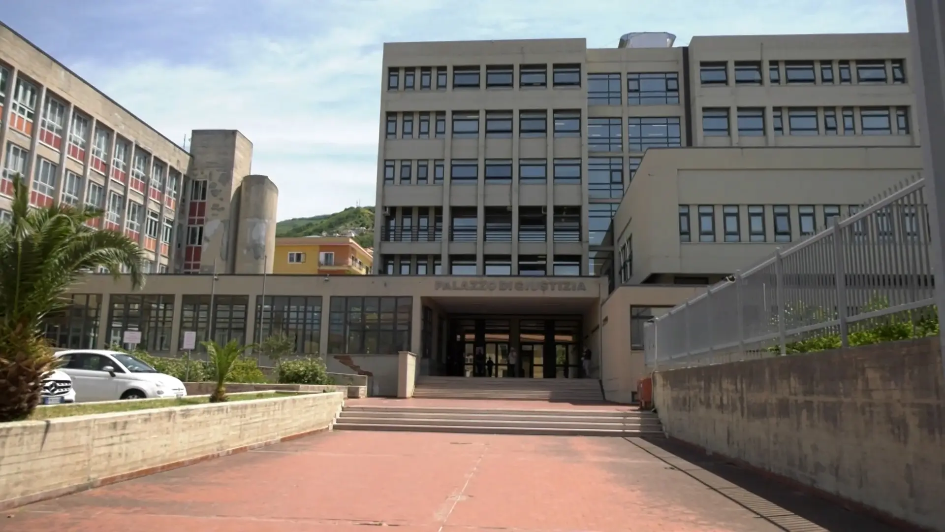 <p>Il palazzo di Giustizia di Paola</p>\\n