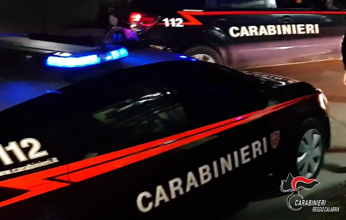 Reggio, notte di violenza domestica sventata dai Carabinieri: arrestato un uomo dopo un’aggressione con coltello\n