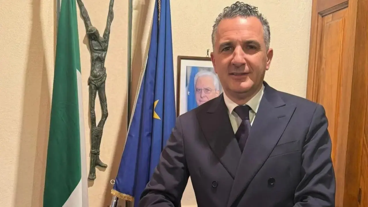 <p>Scontro sui 14mila euro al mese ai nuovi sottosegretari, Orlandino Greco forza la mano per <span style=\"color:hsl(0, 75%, 60%);\">salvare i maxi stipendi</span></p>