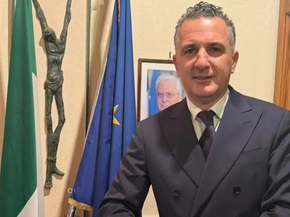 Scontro sui 14mila euro al mese ai nuovi sottosegretari, Orlandino Greco forza la mano per salvare i maxi stipendi