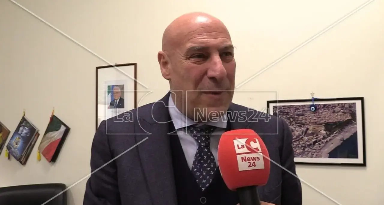 <p>Crotone, <span style=\"color:hsl(0, 75%, 60%);\">picchiò un consigliere comunale</span>: il sindaco Vincenzo Voce sarà processato per percosse</p>