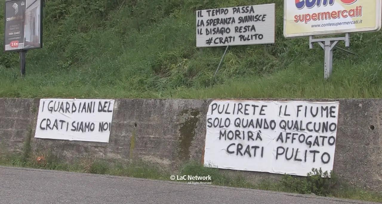L’acqua è vita, non è distruzione. Allo svincolo di Tarsia il\u00A0monito alle istituzioni sulla gestione delle aste fluviali\u00A0\u00A0\n