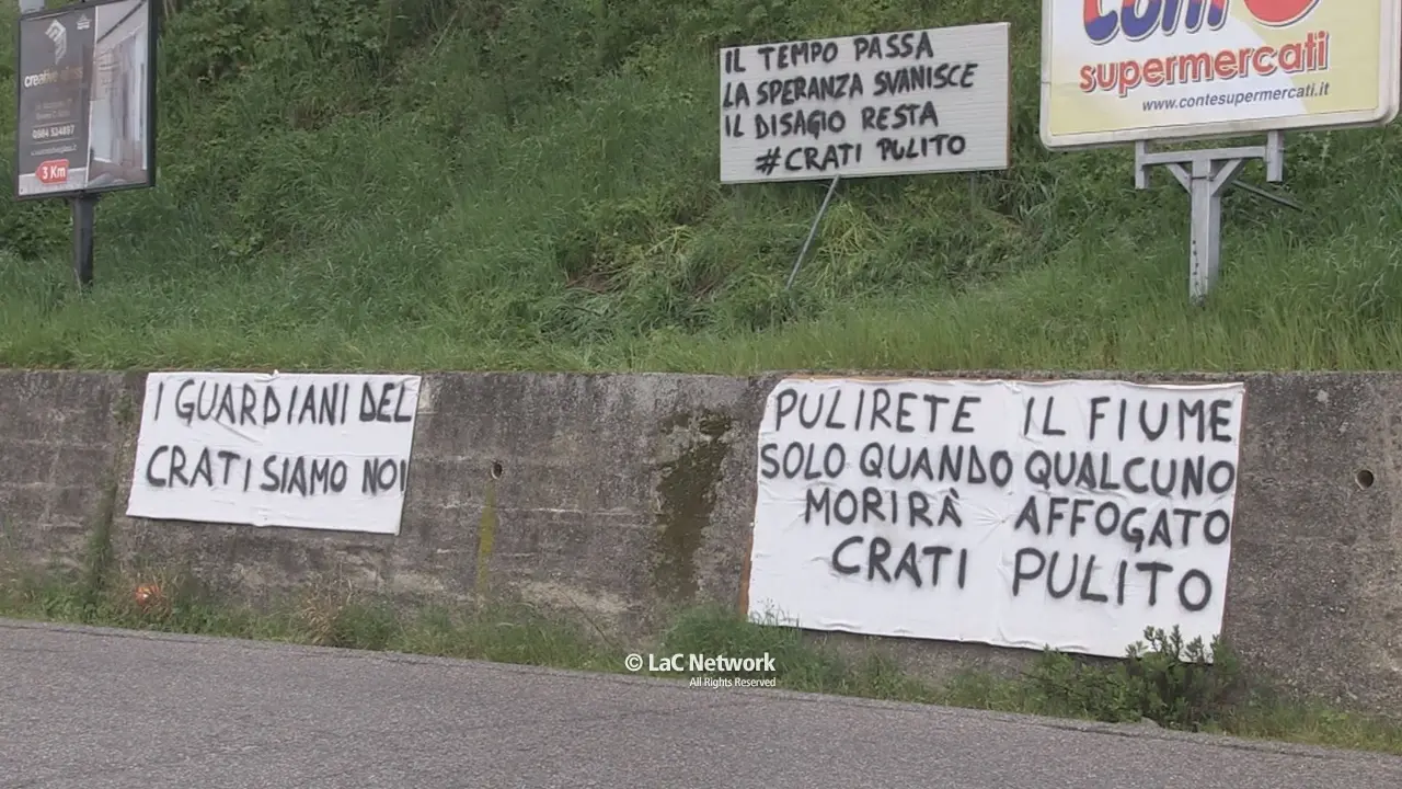 L’acqua è vita, non è distruzione. Allo svincolo di Tarsia il\u00A0monito alle istituzioni sulla gestione delle aste fluviali\u00A0\u00A0\n