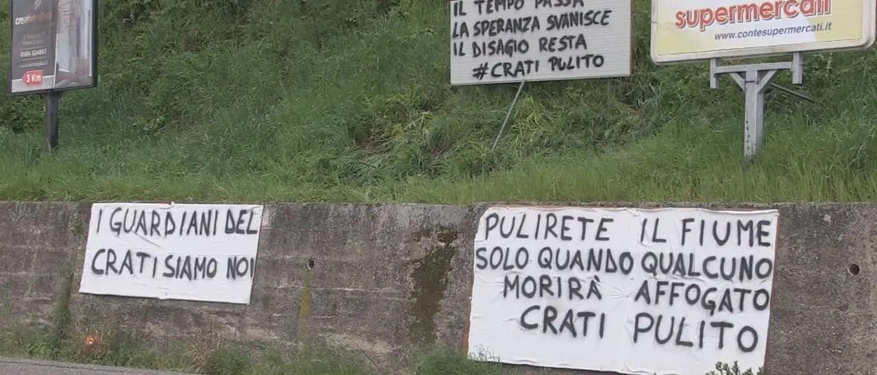 L’acqua è vita, non è distruzione. Allo svincolo di Tarsia il\u00A0monito alle istituzioni sulla gestione delle aste fluviali\u00A0\u00A0\n